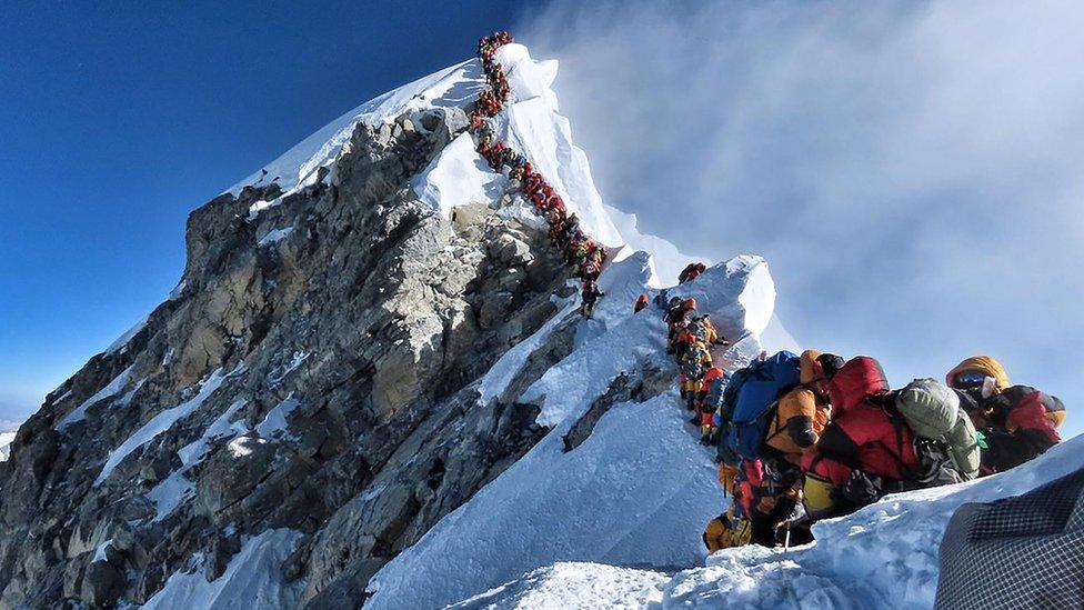 Climbers-queueing-to-get-to-the-summit-of-Mount-Everest