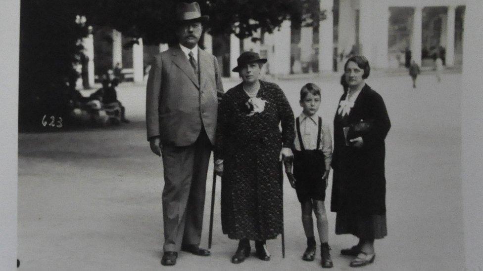 (l-r) Unknown couple, Frank Bright, Toni Brichta