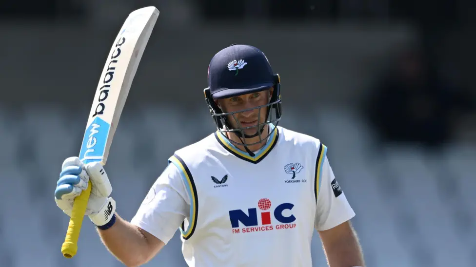 Root alcanza los 96 puntos en su regreso a Yorkshire contra Sussex.