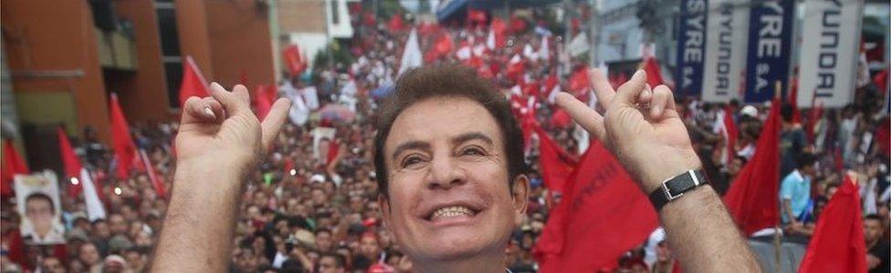 Salvador Nasralla, presidential candidate for the Opposition Alliance Against the Dictatorship, celebrates with supporters while waiting for official presidential election results outside the Supreme Electoral Tribunal in Tegucigalpa, Honduras November 27, 2017