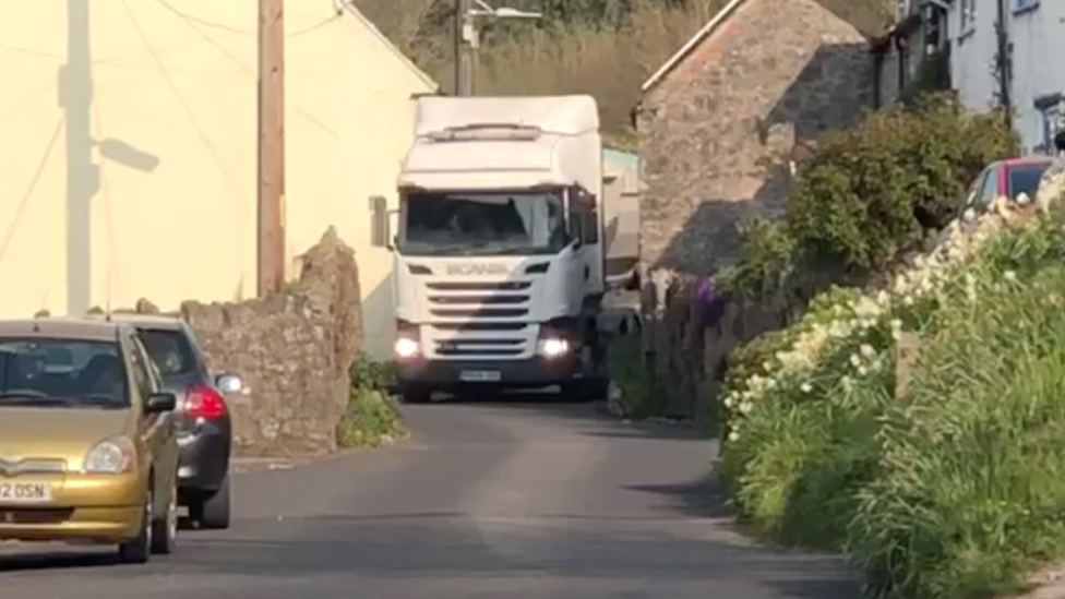 A lorry driving through a narrow gap