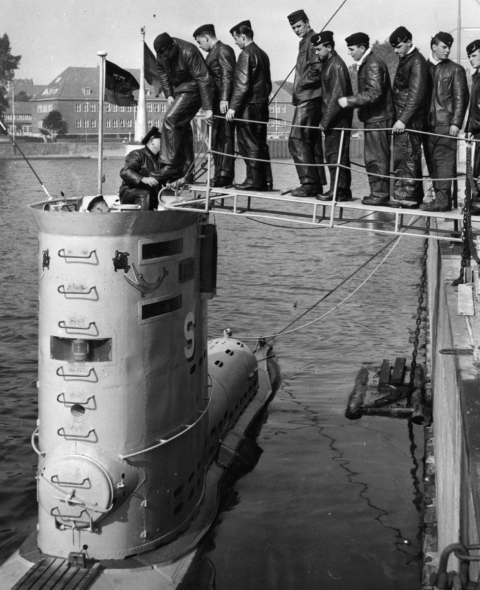 The crew of the U-boat "HAI" going aboard at Kiel in August 1958, the German Navy's first post-war manoeuvres