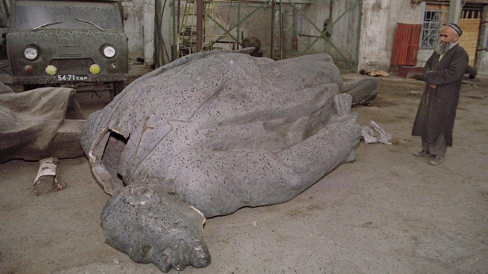 An old Tajik looks at the toppled statue of Russian Bolshevik revolutionary leader Vladimir Ilyich Lenin 28 September 1991 in downtown Dushanbe