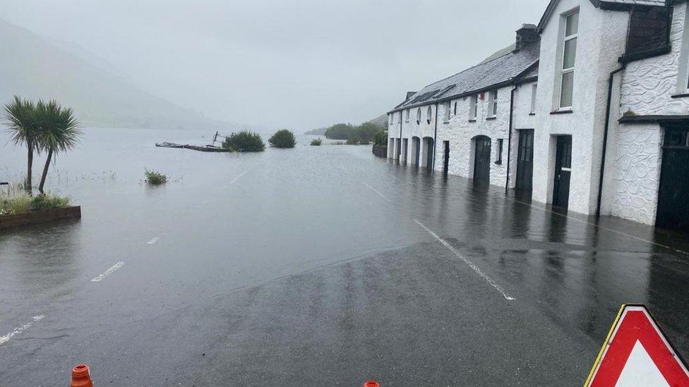 Floods at the Ty'n y Cornel Hotel at Tal-y-llyn