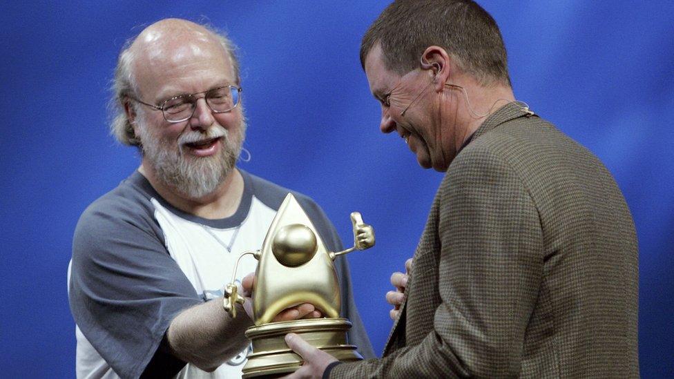 Sun Microsystems Chairman of the Board Scott McNealy (R) receives a Duke award from Sun Vice President and Fellow James Gosling while speaking at the 2006 JavaOne conference