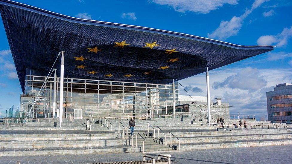 Delwedd baner UE ar adeiald y Senedd