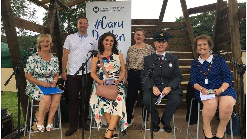 Rob a Karen mewn sesiwn am Dementia wedi ei drefnu gan Merched y Wawr a'r Cyngor Llyfrau yn Eisteddfod Llanrwst