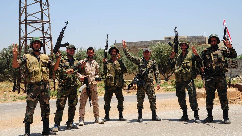 Syrian army soldiers gesture in the Deraa area (4 July 2018)