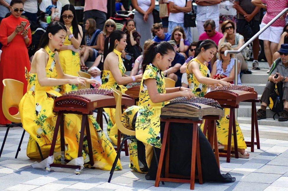 Llinynnau soniarus Ensemble Guzheng yn perfformio yn Llangollen yn 2018