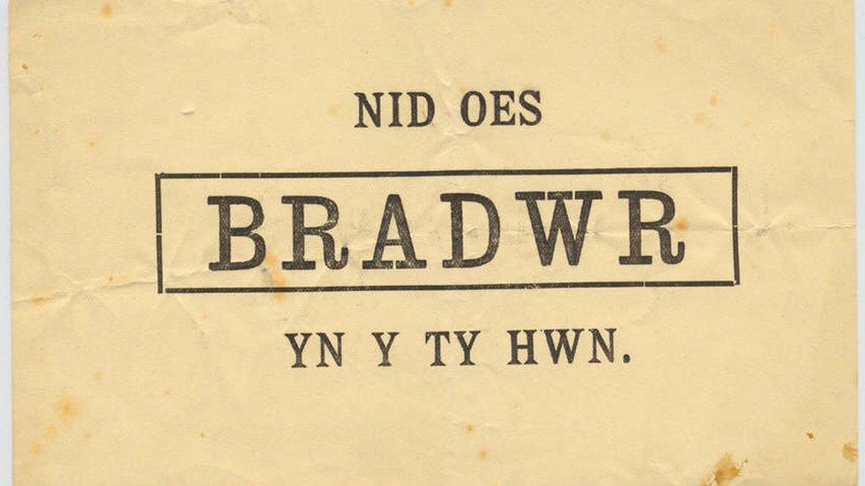 Sign reading: Nid Oes Bradwr Yn Y Ty Hwn (Trans: No Traitor In This House)