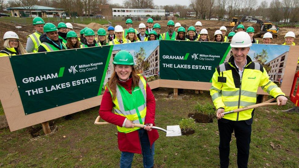 Councillor Emily Darlington and construction workers at the Lakes Estate