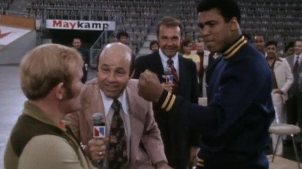 Muhammad Ali talking to Richard Dunn