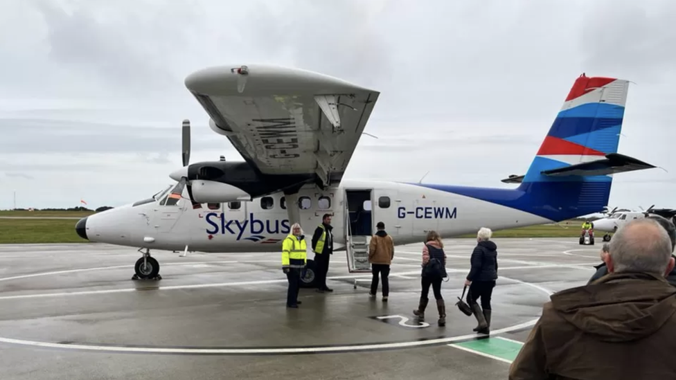 Skybus plane loading passengers