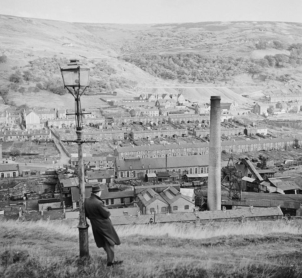 Pentref glofaol yn ne cymru yn y 1950au