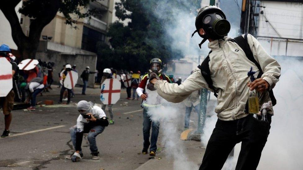 Opposition supporters clash with riot police during a rally against President Nicolas Maduro in Caracas (03 May 2017)