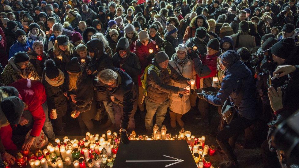 People in Warsaw light candles in memory of the mayor Pawel Adamowicz on 14 Jan