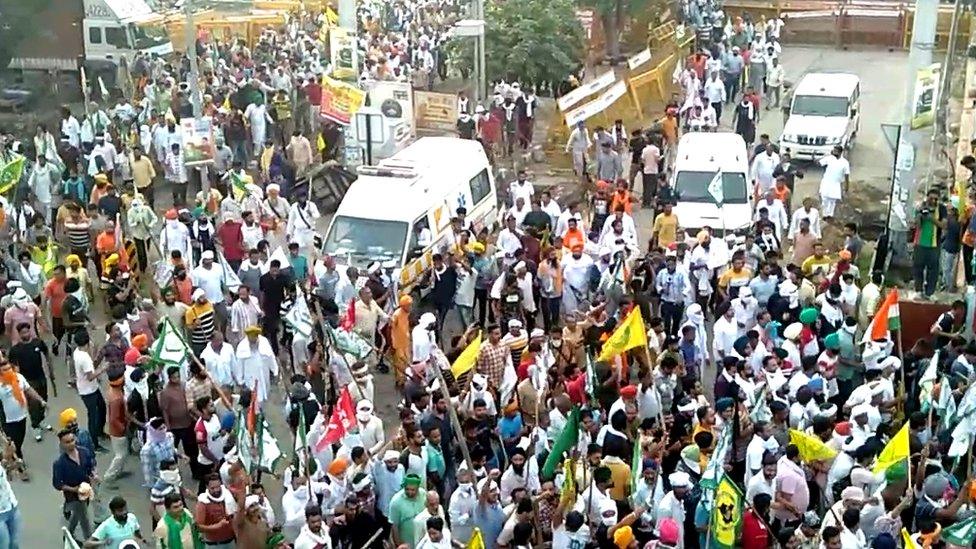 Farmers march towards Karnal's mini-secretariat on Tuesday evening