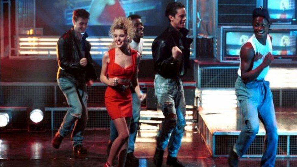 Kylie Minogue yn perfformio The Locomotion ar Top of the Pops yn 1988