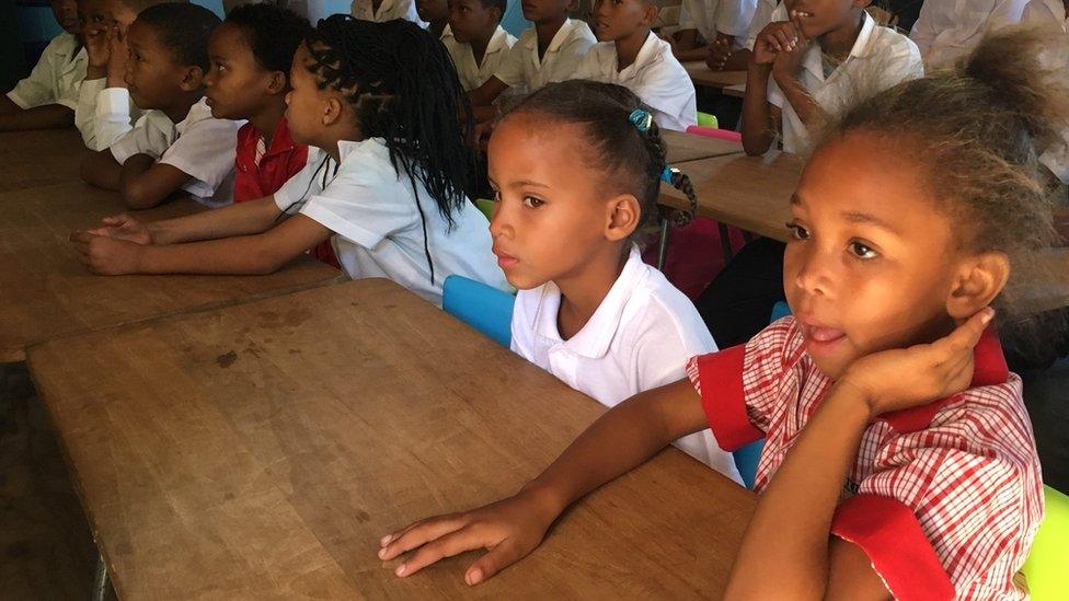 A group of children learning N||u in a class in Upington