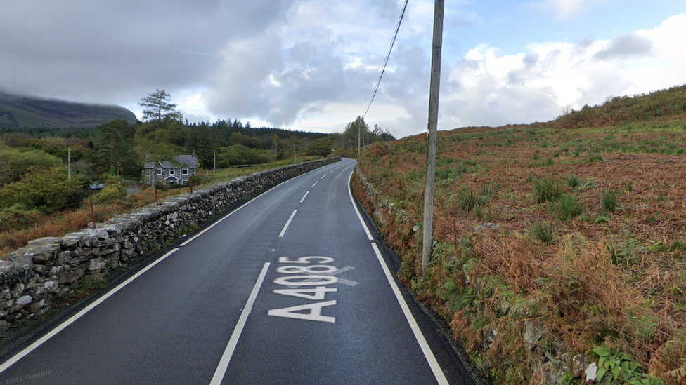 Rhan o'r A4085 rhwng Rhyd-Ddu a Beddgelert