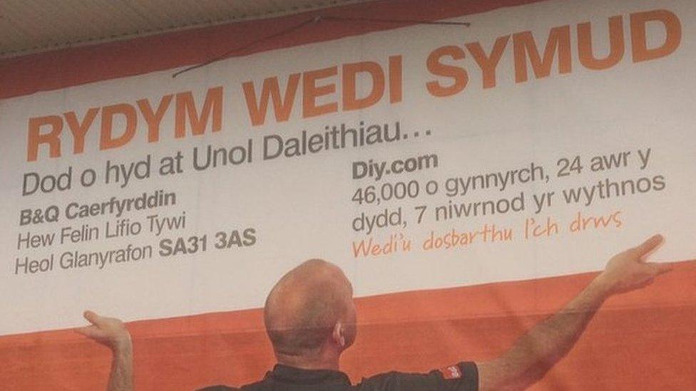 Siop B&Q Aberystwyth wedi symud yn bell iawn!