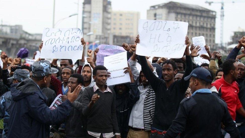 Policemen attempt to control protesters over distribution of wealth in Addis Ababa, 6 August 2016