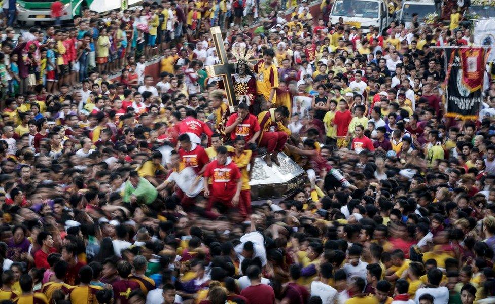 Long-exposure photograph showing huge crowds around the carriage. Manila, Philippines, 9 January 2017.