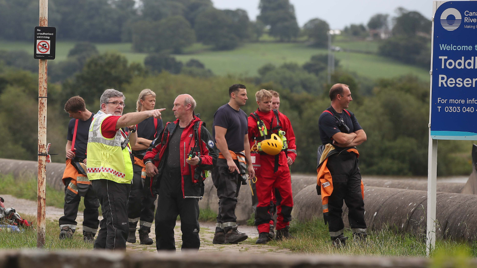 Rescuers organise themselves at the reservoir edge