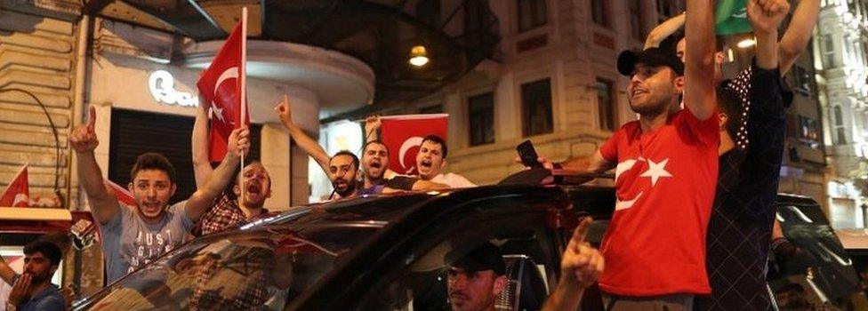 Supporters of Turkish President Recep Tayyip Erdogan shout slogans and hold flags during a demonstration against the failed Army coup attempt at Taksim Square, in Istanbul (16/07/2016)