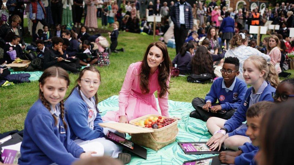 catherine-princess-of-wales-with-school-children.