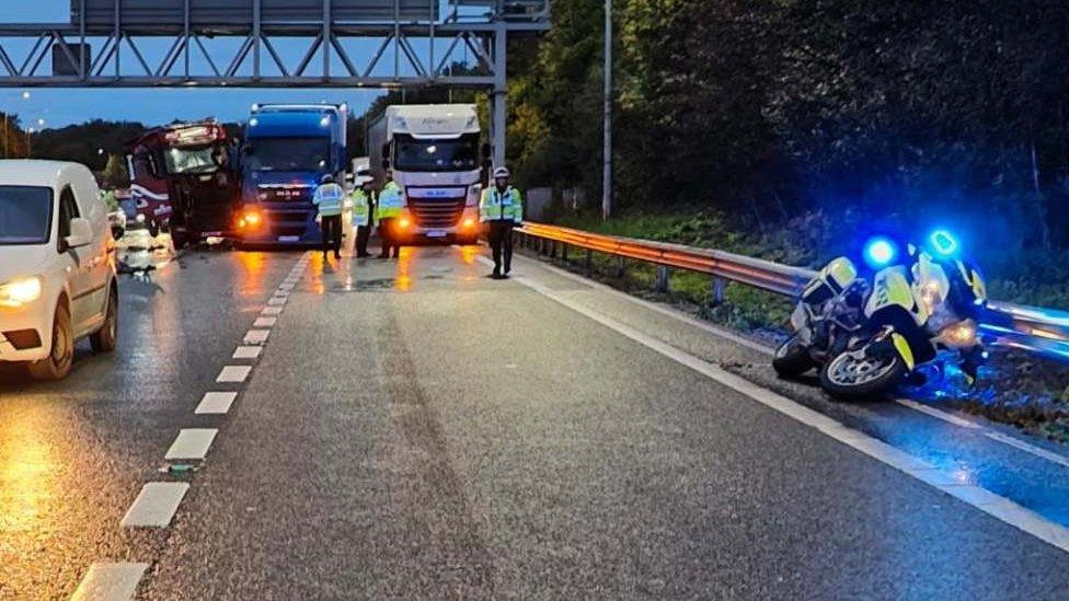 Lorry crash on M25