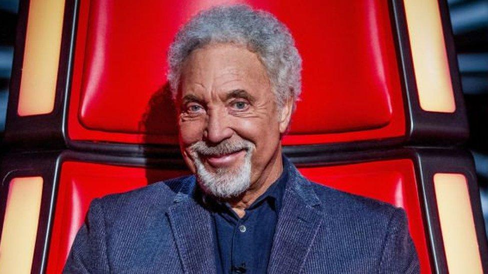 'Dyn lyfli a lot o hwyl', yr enwog Tom Jones