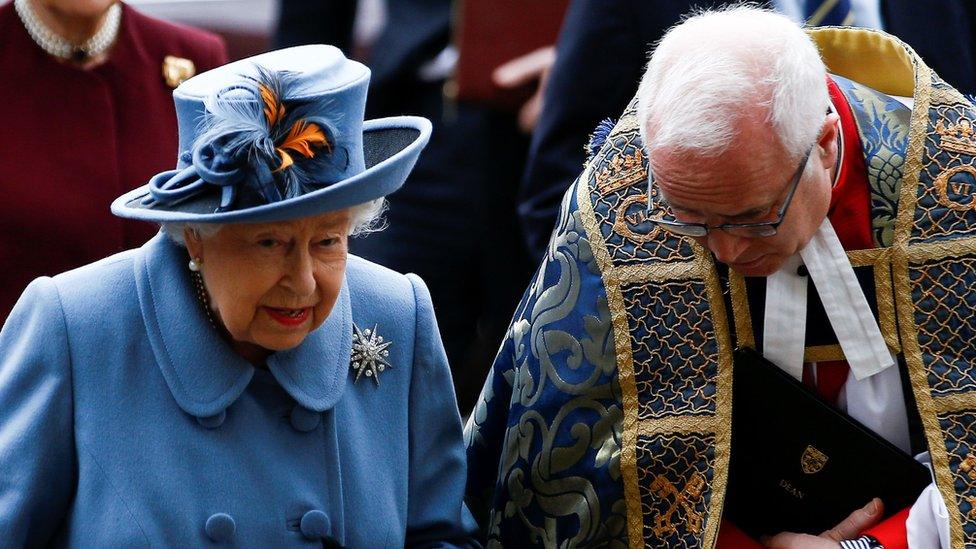 The Queen arrives to the service