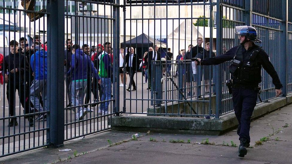 Police use pepper spray against fans outside the Stade de France