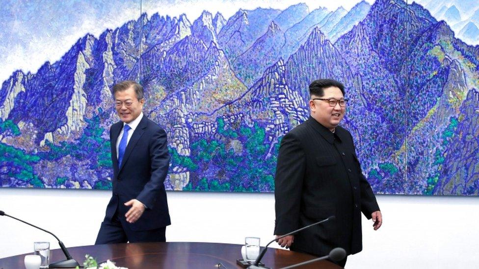 Kim Jong-un (R) and Moon Jae-in