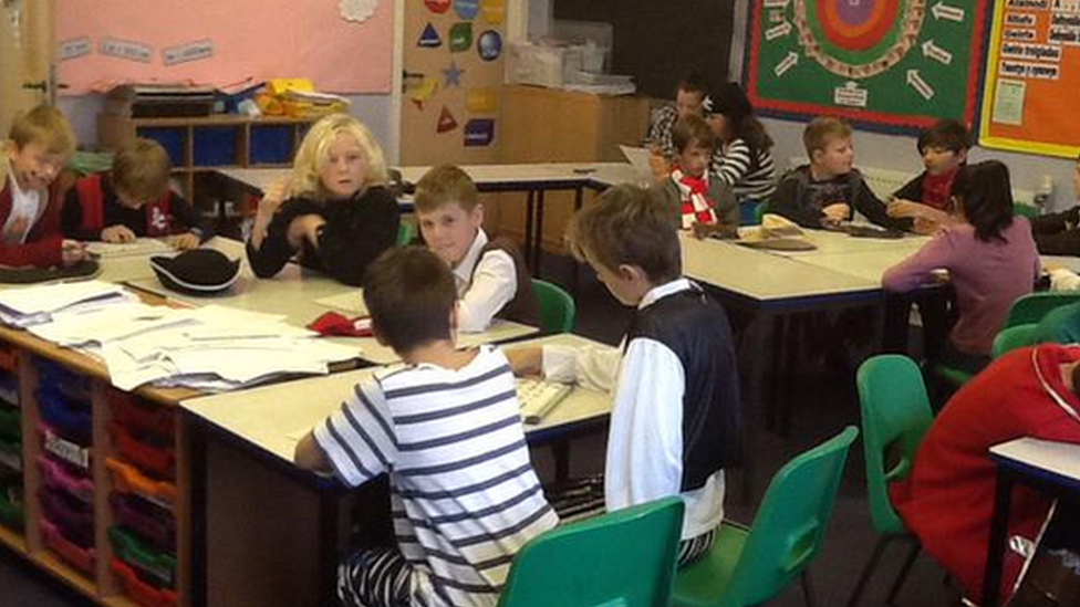 Rhai o awduron ifanc Ysgol y Berllan Deg yn brysur yn llunio eu straeon #TweetLlewJones