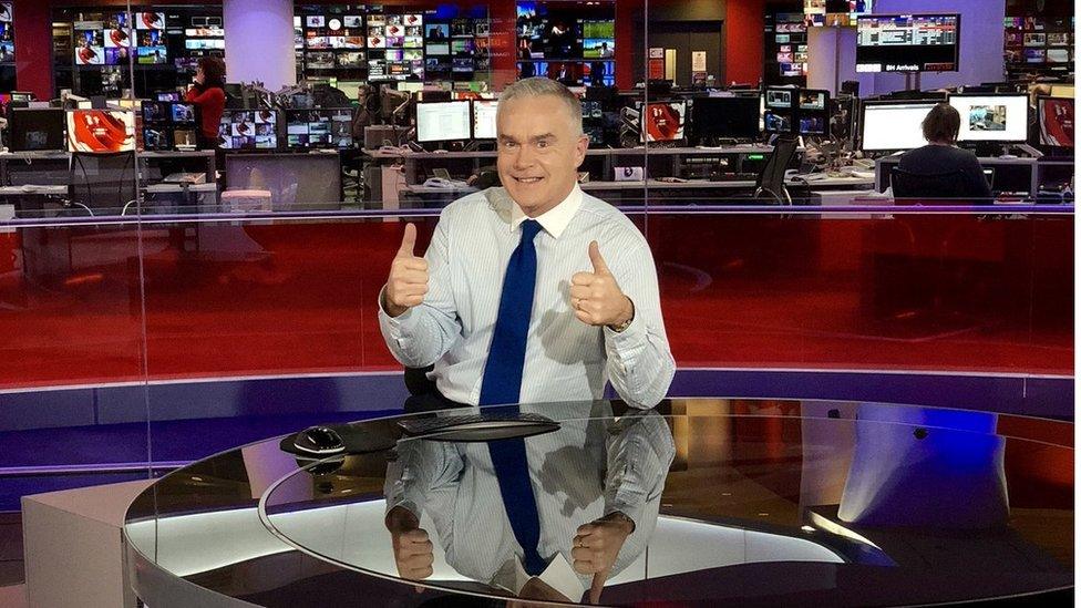 Huw Edwards a'i fodiau i fyny