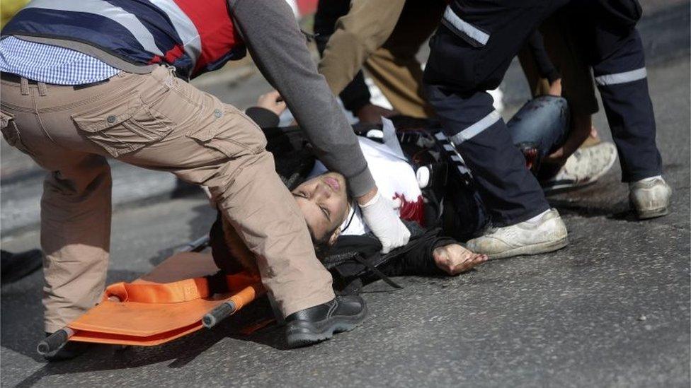 Palestinian medics tend to a wounded Palestinian who is alleged to have stabbed an Israeli border policeman on the outskirts of Ramallah (15/12/17)