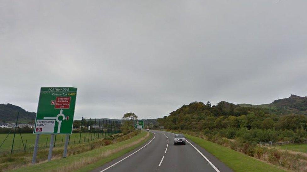 The road between Hen Lon and Ymwlch Bach has been closed