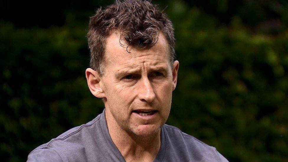 Mae Nigel yn trafod ei gyflwr mewn manylder ar Nigel Owens: Bulimia and Me