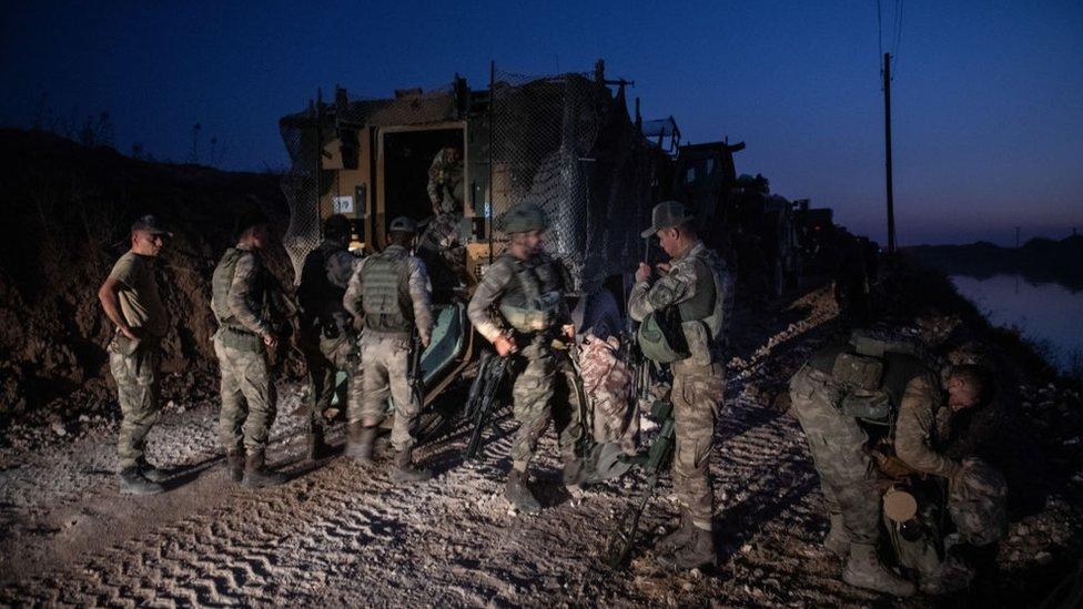 First group of Turkish infantry prepare to enter Syria on the border between Turkey and Syria