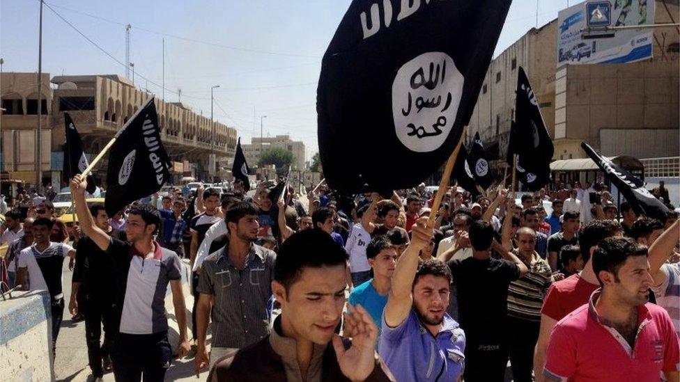 Islamic State supporters rally in Mosul (June 2014)