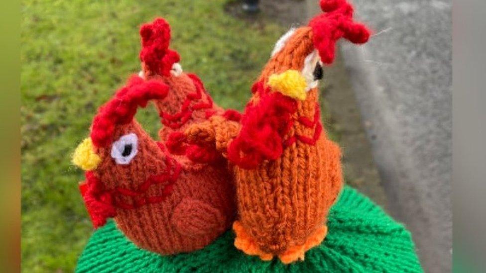 The knitted three French hens