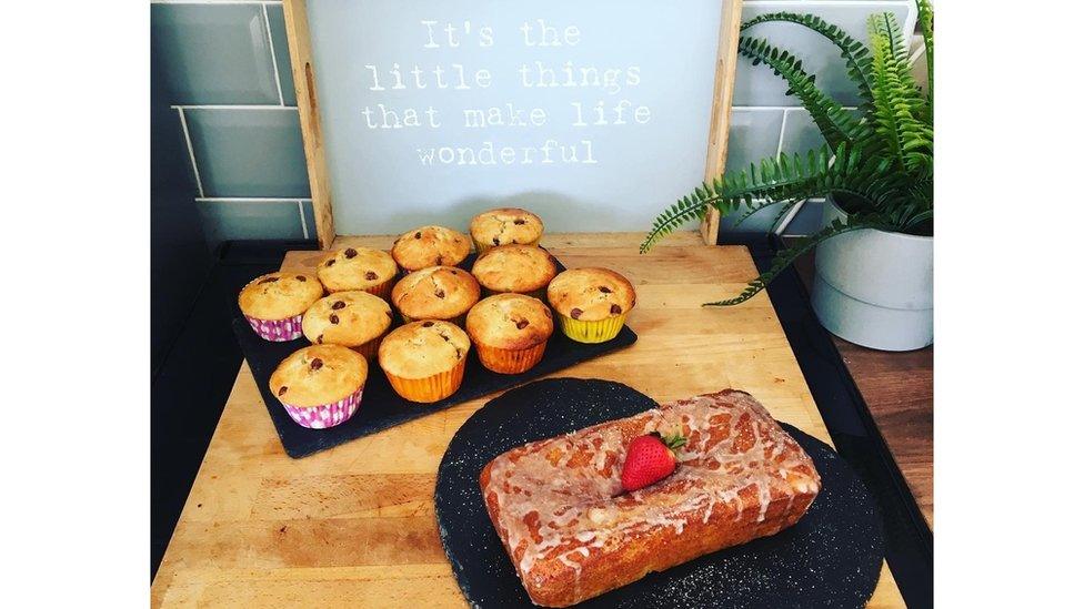 buns-cake-plus-sign-saying-little-things-make-life-wonderful.