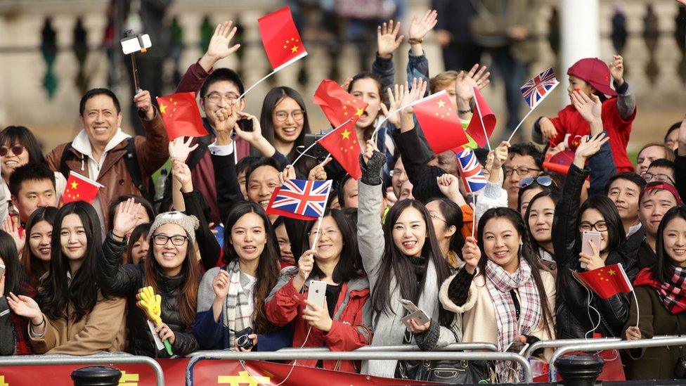 The President's visit to the UK is welcomed by many Chinese people who gathered on the Mall to cheer him.