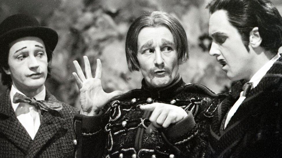 Edward Petherbridge as Conrade, Ronald Pickup as Don John and David Hargreaves as Borachi