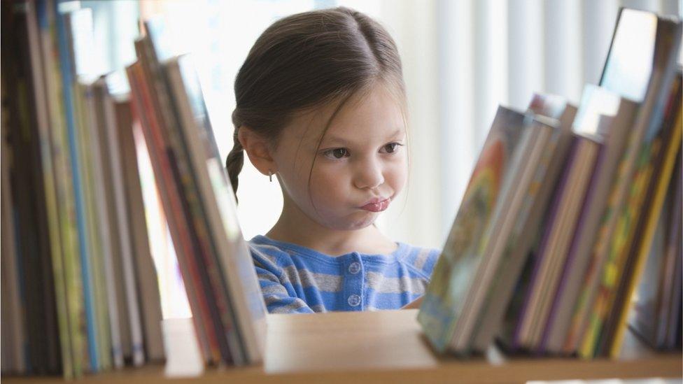 girl-deciding-which-book-to-read.