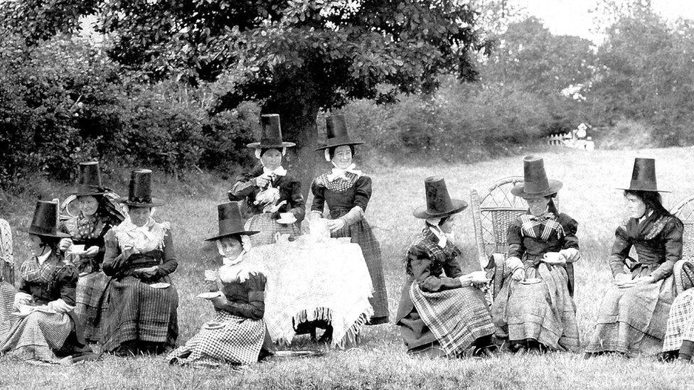 Women in traditional Welsh dress