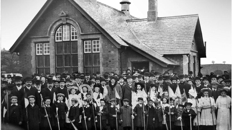 Agoriad Ysgol Llawr y Betws, 1908