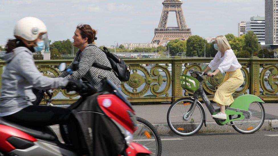 Cyclists in front of the Eiffel Tower